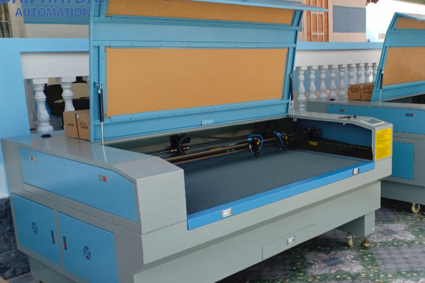 Máy cắt giấy laser mini quảng cáo nào sử dụng nhiều trong in ấn